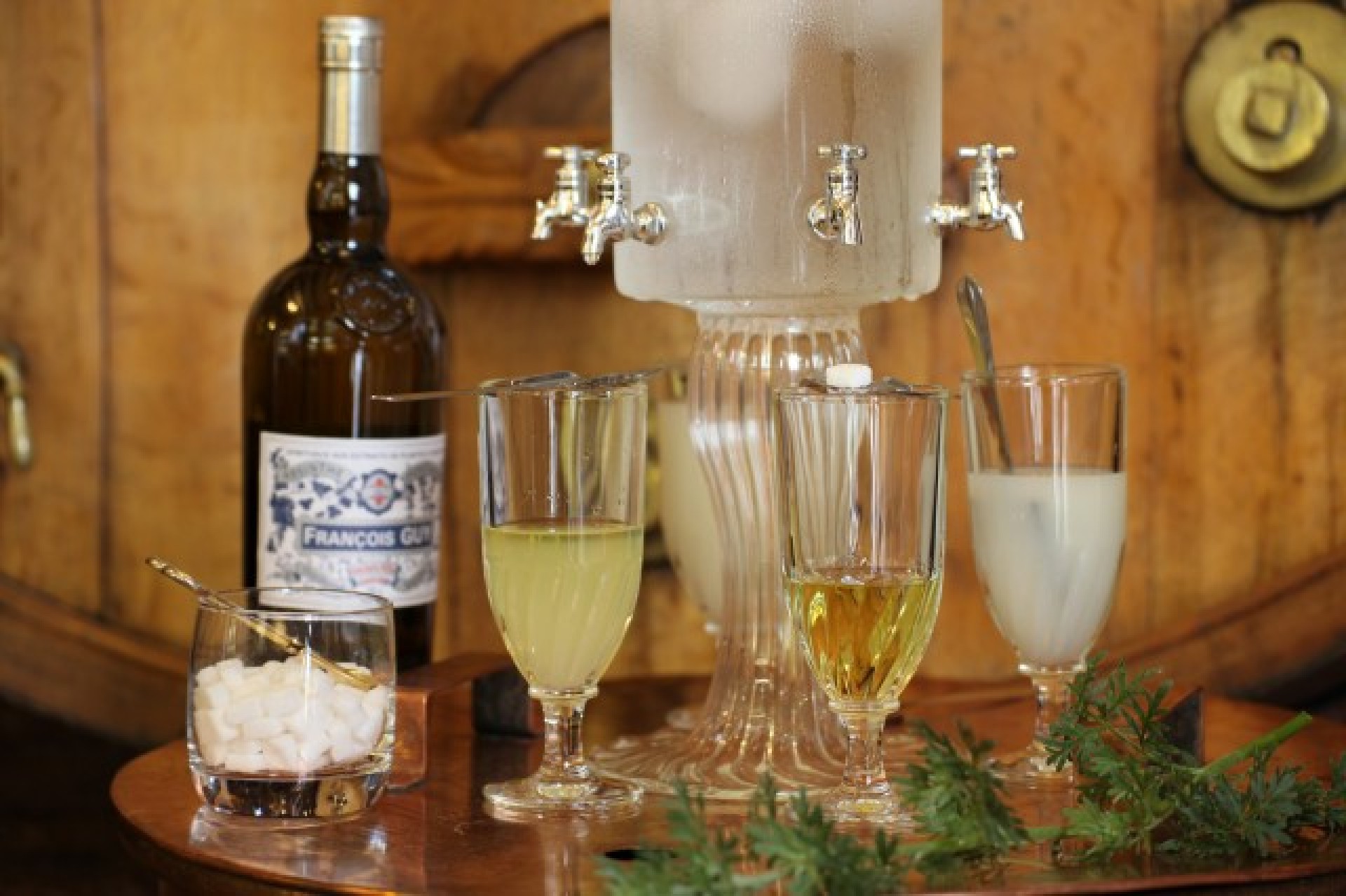 ... cherchent un abri dans le Morvan ... nous contacter ... Fontaine-absinthe.-111800-1920x0